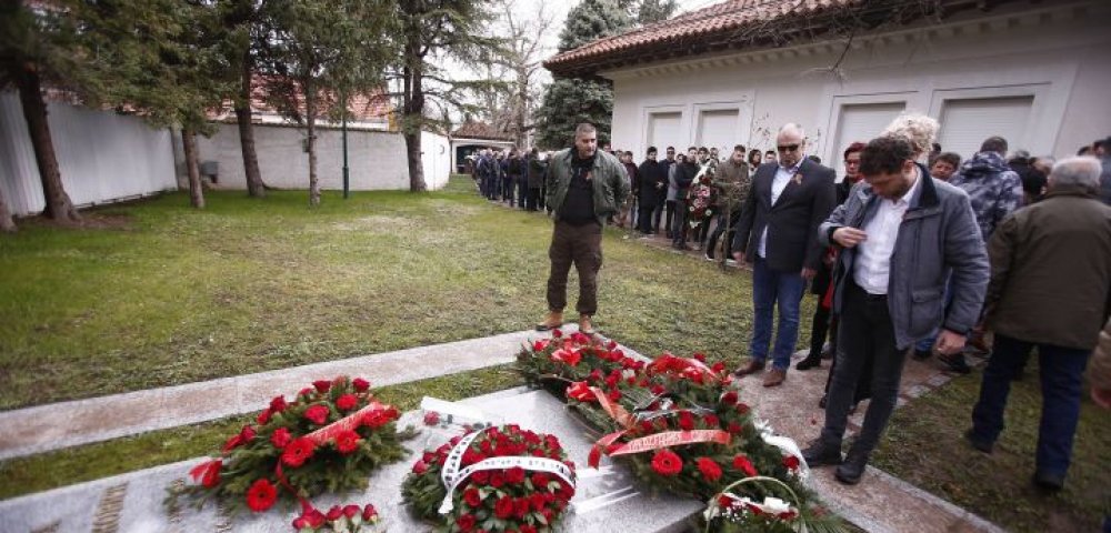 Српски радикали традиционално положили цвеће на гроб Слободана Милошевића